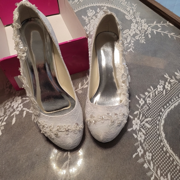 Shoes - Picture 2 of 6